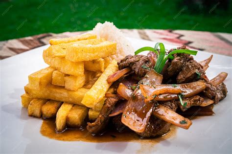 Lomo saltado peruano tradicional con arroz y papas fritas