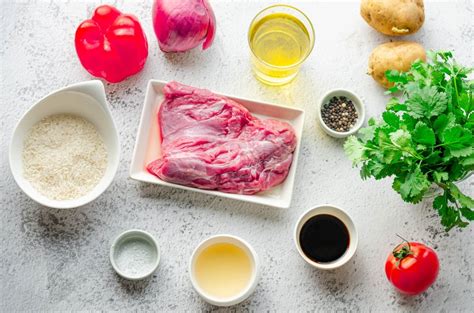 Ingredientes frescos para lomo saltado: lomo fino, cebolla, tomate, ají amarillo