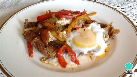 Bifes a la criolla cocinándose en una olla