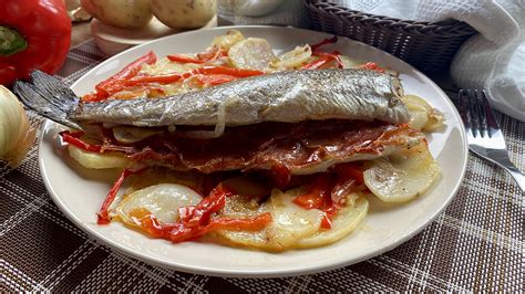 Trucha al horno con pimientos y cebolla como guarnición