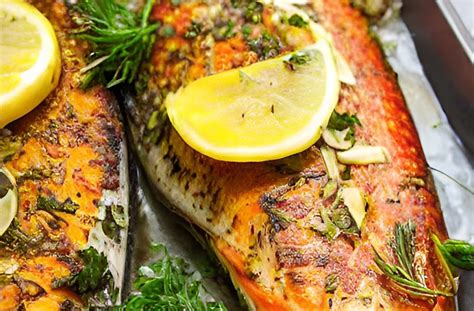Trucha al horno con limón y hierbas aromáticas