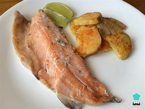Trucha al horno con salsa asiática y arroz con sésamo