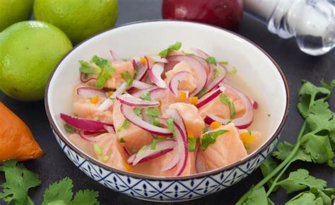 Foto de ceviche de salmón fresco en un cuenco