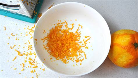 Plato de espuma de naranja decorado con ralladura cítrica