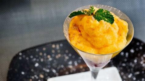 Espuma de naranja y lima en copas con trozos de chocolate