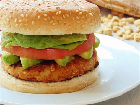 Hamburguesa de soja texturizada con remolacha, mostrando un color rojizo similar a la carne