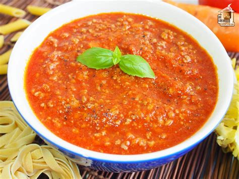 Ingredientes frescos para la salsa boloñesa