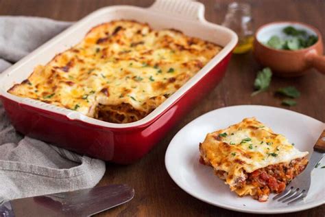 Lasaña gratinada saliendo del horno