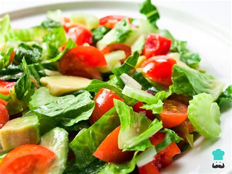 Ensalada fresca con varios vegetales, destacando apio, lechuga, tomate y maíz
