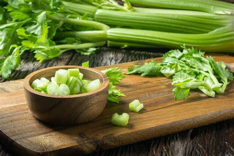 Apio fresco cortado y sus beneficios para la salud