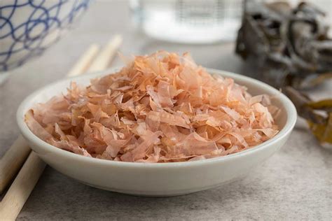 Esquema de los ingredientes principales del dashi (kombu y katsuobushi)