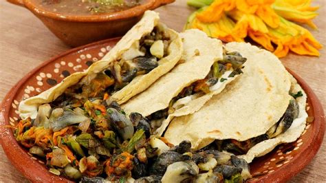Plato con variedad de rellenos para quesadillas: huitlacoche, flor de calabaza y chicharrón