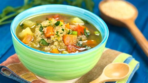 Sopa de quinoa con vegetales andinos, humeante en un bol rústico