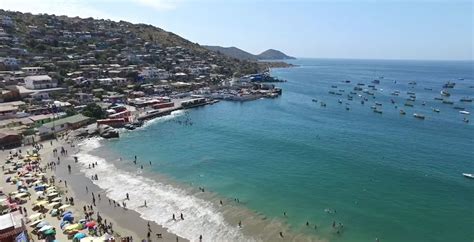 Imagen panorámica de las playas de Guanaqueros o Tongoy con restaurantes a la orilla
