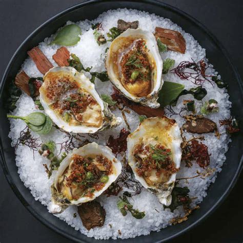 Fotografía de ingredientes frescos para el relleno: machas, ostiones, camarones y queso