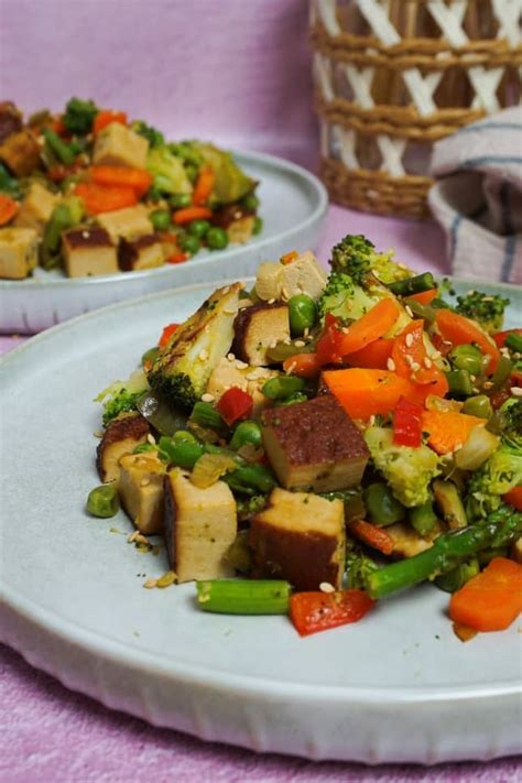 Plato saludable vegano y keto: tofu revuelto con verduras frescas y aguacate.