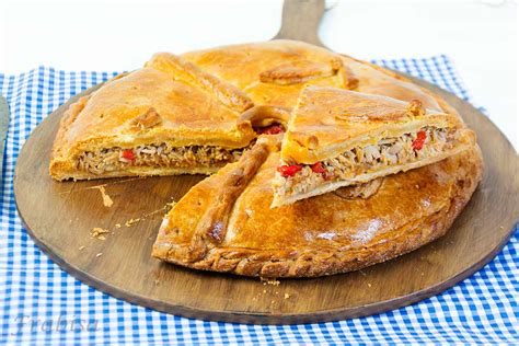 Imagen de una empanada de atún gallega dorada y apetitosa