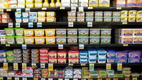 Variedad de tipos de mantequilla en un estante de supermercado