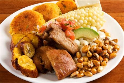 Plato final de fritada ecuatoriana servido con todos sus acompañamientos