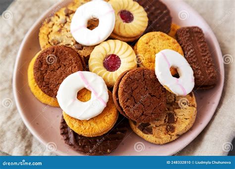 Foto de una variedad de galletas y postres atractivos