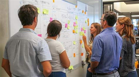 Foto de personas haciendo brainstorming o escribiendo ideas en una pizarra