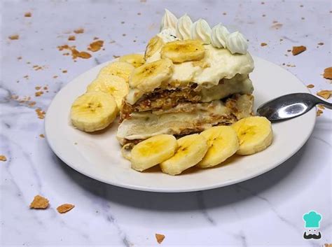 Torta Pompadour de Plátano en capas, con hojarascas, manjar y crema chantilly