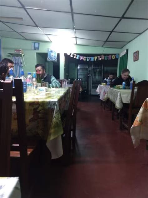 Interior de Parrillada El Negro José mostrando un ambiente familiar y mesas llenas