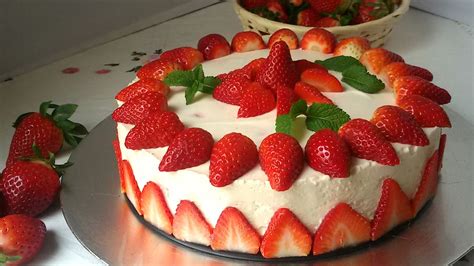 Pastel de fresas casero recién horneado con rodajas de fresa fresca en la parte superior