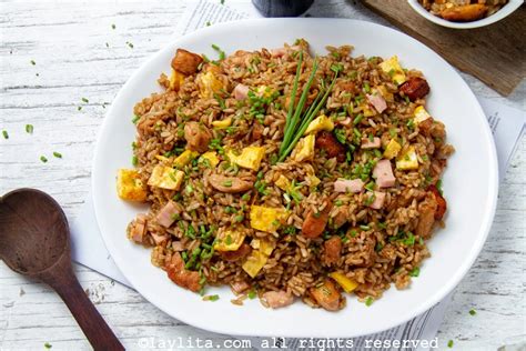 collage de platos de arroz de diferentes culturas (biryani, bibimbap, paella, chaufa)