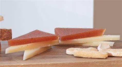 Mesa con diferentes formas de servir dulce de membrillo: con queso, en tostadas y en postres