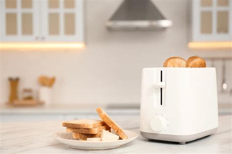 Foto de la tostadora Oster CKSTPA2880 en una cocina moderna, mostrando su tamaño compacto y diseño elegante