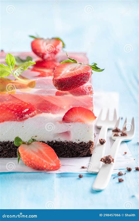 Tarta de fresas con una capa de gelatina brillante.