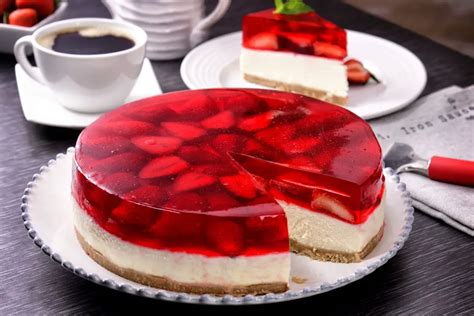 Tarta de gelatina con fresas y base de galletas en un molde desmontable.
