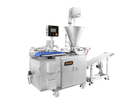 Fotografía de la máquina ANKO EMP-900 en operación, mostrando su diseño compacto y eficiencia.
