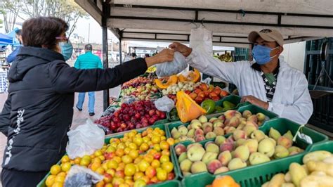 Foto aérea de un mercado campesino con puestos y gente