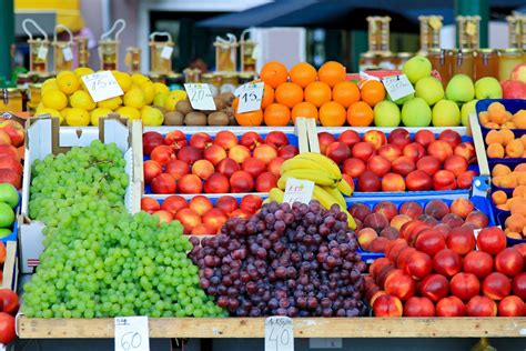Muestra de frutas y verduras frescas en un puesto de mercado
