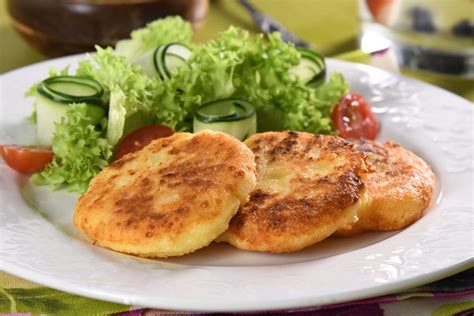 tortitas de papa rellenas de queso doradas en un plato