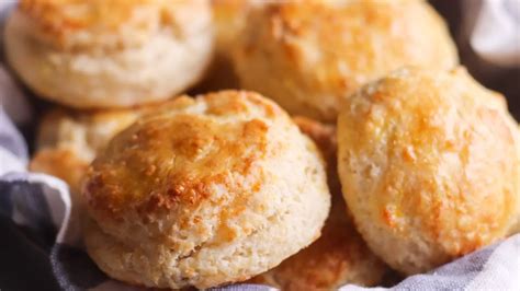 Ingredientes básicos para preparar scones dulces, incluyendo harina, azúcar, mantequilla fría y huevos.