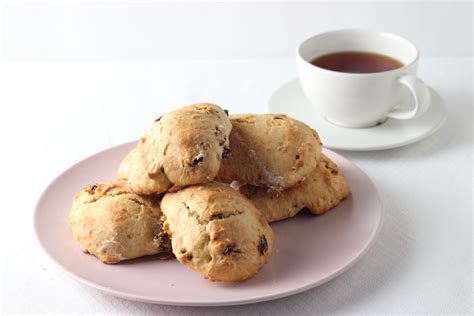 Infografía mostrando diferentes adiciones a la masa de scones, como pasas, chips de chocolate o ralladura de limón.
