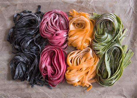 Variedad de pastas frescas de colores naturales (verde, naranja, negro, rosa, amarillo)