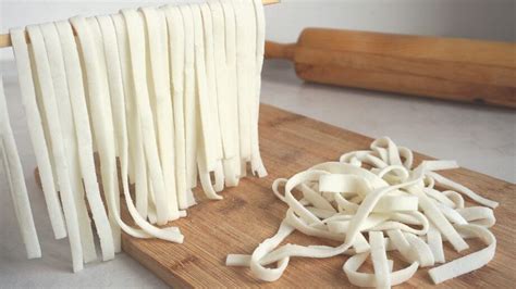 Fideos de arroz caseros recién cortados