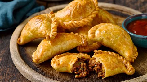 Foto de empanadas de carne horneadas y fritas en una canasta