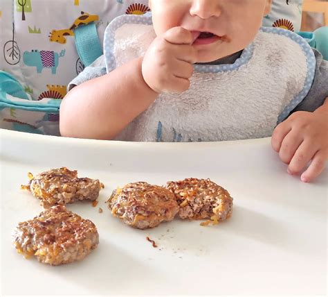 Bebé comiendo una hamburguesa adaptada para BLW