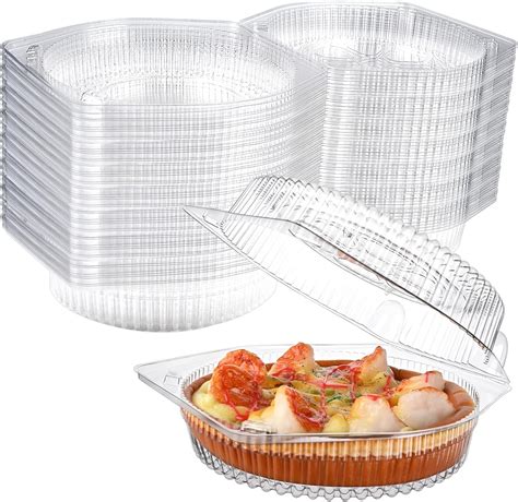 postre de capas servido en un recipiente desechable transparente