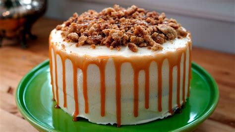 Tarta de caramelo salado en capas con cobertura y crumble