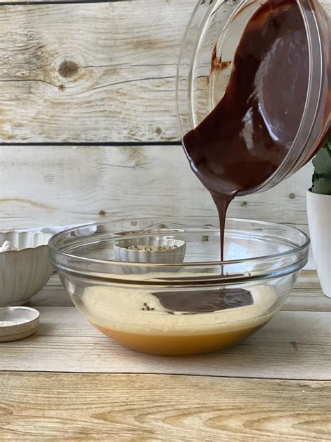 Tazón con la mezcla de chocolate fundido y azúcar.
