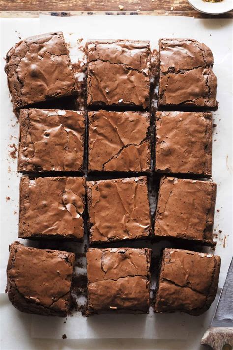 Foto de un brownie con un corte que revela un centro de manjar bien definido.