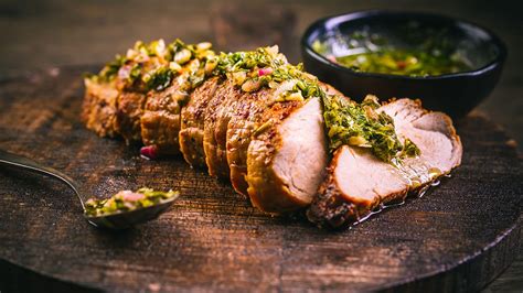 Foto de una tapa de lomo asada y chimichurri casero