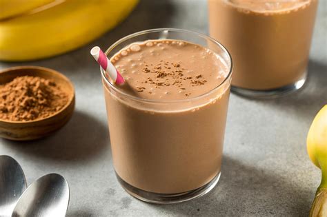 Foto de batido de chocolate vegano y plátano en un vaso