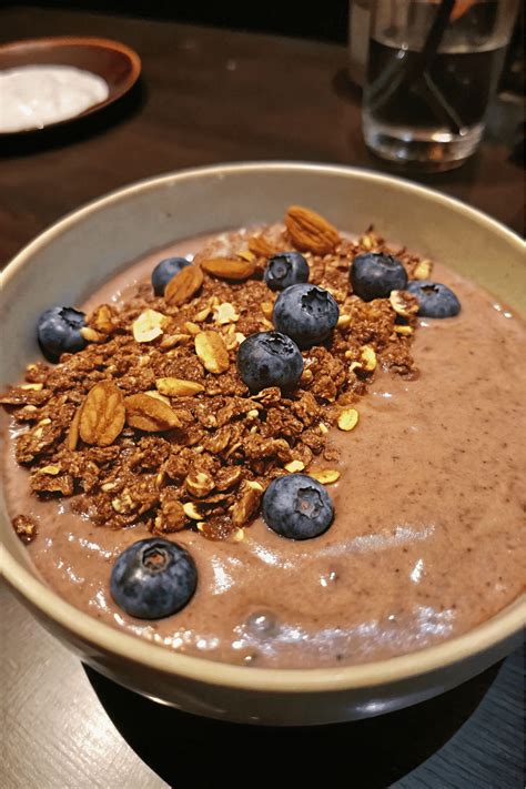 Smoothie bowl de chocolate vegano decorado con frutas y frutos secos